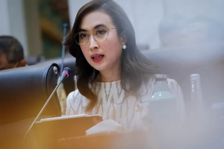 prilly-latuconsina-kritik-menpar-widiyanti-terkait-isu-air-galon-untuk-mandi-di-labuan-bajo