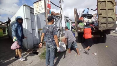 warga-kedungrejo-banyuwangi-terpaksa-buang-sampah-ke-desa-lain-setelah-tpst-setempat-ditutup