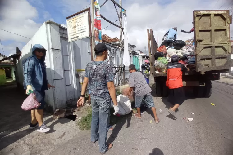 warga-kedungrejo-banyuwangi-terpaksa-buang-sampah-ke-desa-lain-setelah-tpst-setempat-ditutup