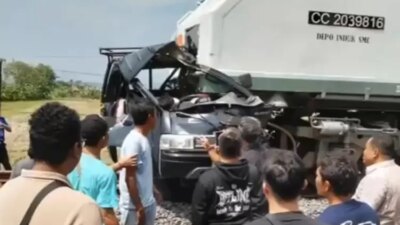 kereta-api-tawang-jaya-premium-lanjutkan-perjalanan-usai-tertemper-mobil-di-cirebon