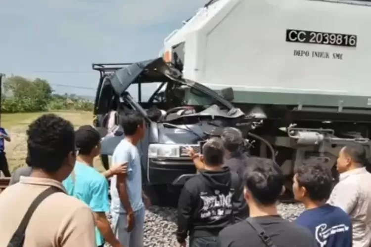 kereta-api-tawang-jaya-premium-lanjutkan-perjalanan-usai-tertemper-mobil-di-cirebon