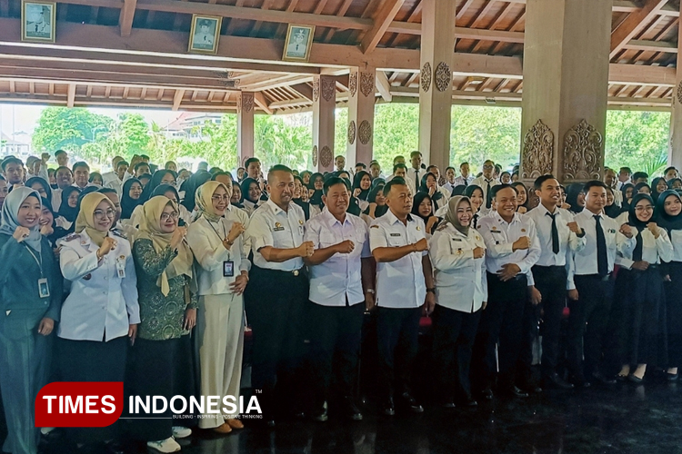 bupati-ponorogo-serahkan-241-sk-tenaga-pppk,-minta-etos-kerja-digenjot-–-times-banyuwangi