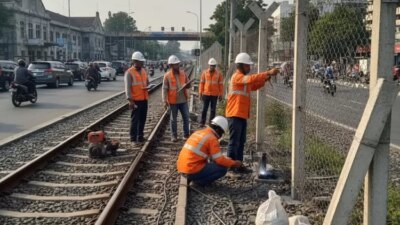 pagar-rel-kereta-api-gunung-sahari-diperbaiki-kai,-cegah-warga-melintas-sembarangan