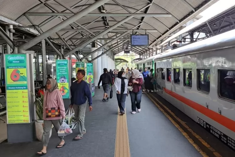 jalur-kereta-api-cirebon-terganggu-usai-mobil-tertemper-ka-tawang-jaya-premium