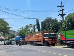 Truk Logistik Kembali Mengular di Pelabuhan Tanjung Wangi! Antrean Kapal ke Gili Mas Bikin Macet