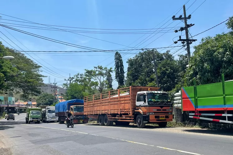 truk-logistik-kembali-mengular-di-pelabuhan-tanjung-wangi!-antrean-kapal-ke-gili-mas-bikin-macet