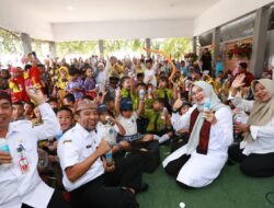 Serunya Bupati Ipuk Bersama Ratusan Anak dalam Kampanye Makan Daging, Telur, dan Minum Susu