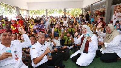 serunya-bupati-ipuk-bersama-ratusan-anak-dalam-kampanye-makan-daging,-telur,-dan-minum-susu