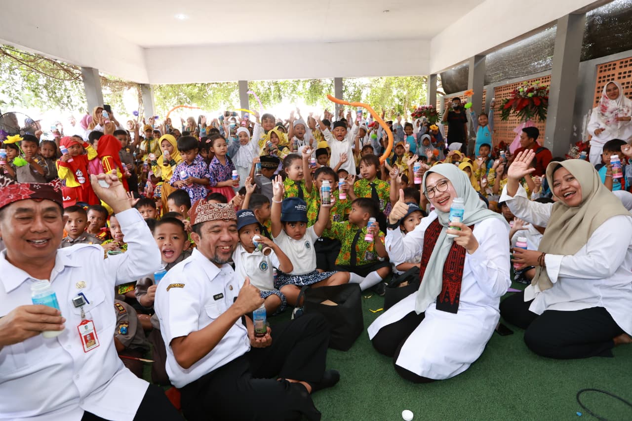 serunya-bupati-ipuk-bersama-ratusan-anak-dalam-kampanye-makan-daging,-telur,-dan-minum-susu