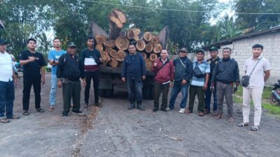 grandong-bermuatan-kayu-jati-diduga-ilegal-diamankan-petugas-gabungan