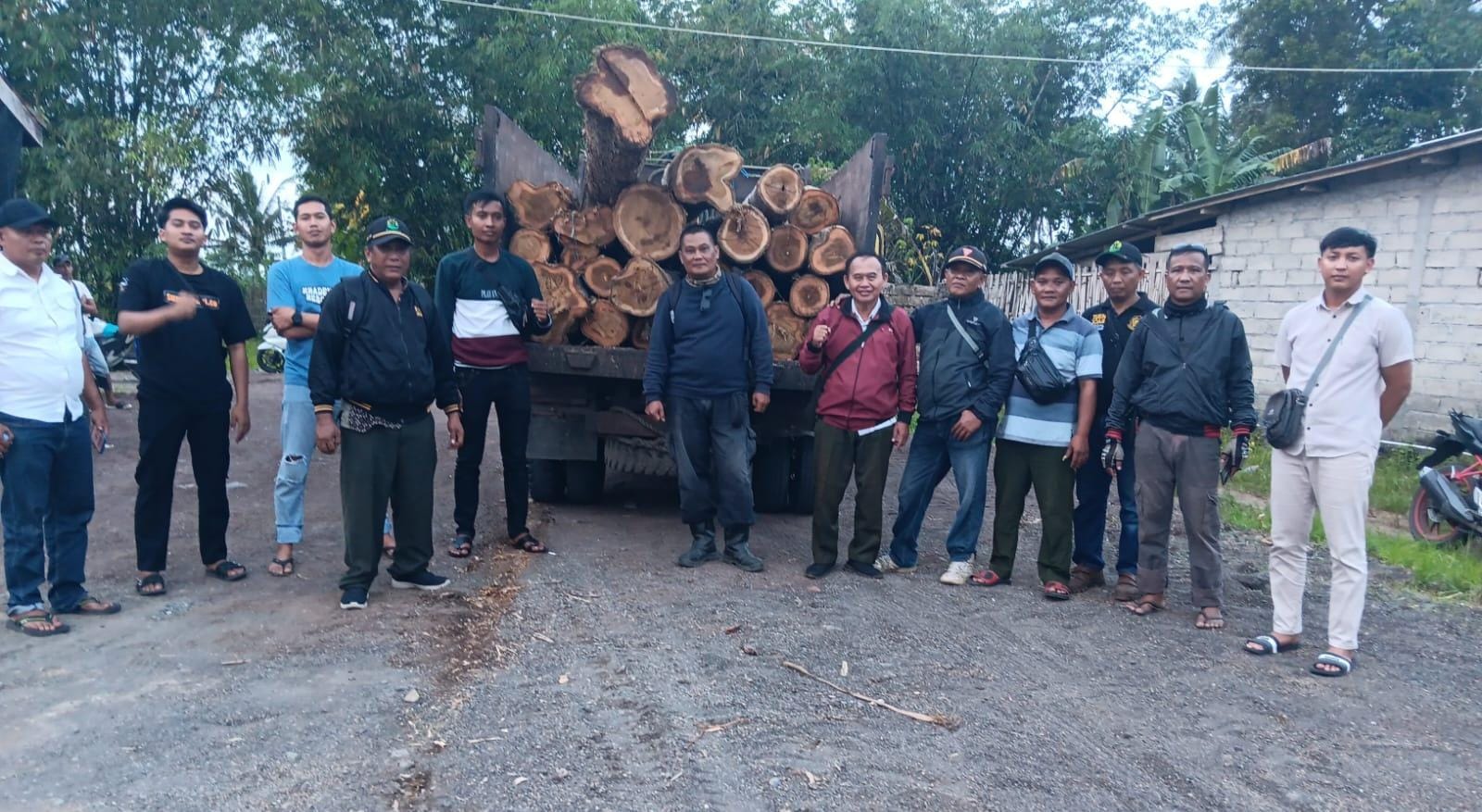 grandong-bermuatan-kayu-jati-diduga-ilegal-diamankan-petugas-gabungan