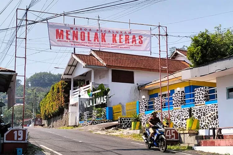 heboh!-warga-prigen-pasang-banner-tolak-real-estate-di-kaki-gunung-arjuno-welirang