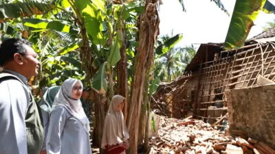 kunjungi-warga-terdampak-gempa,-bupati-banyuwangi-komitmen-bantu-perbaikan-bangunan-rusak