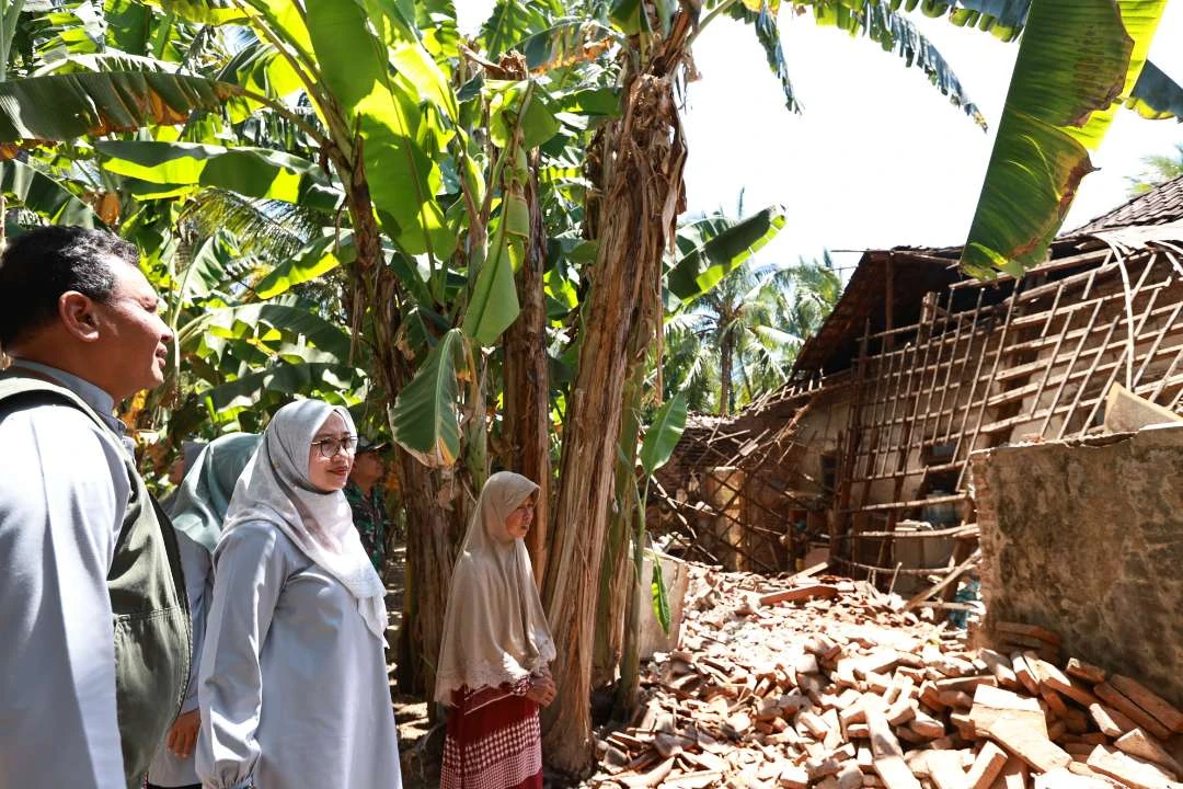 kunjungi-warga-terdampak-gempa,-bupati-banyuwangi-komitmen-bantu-perbaikan-bangunan-rusak