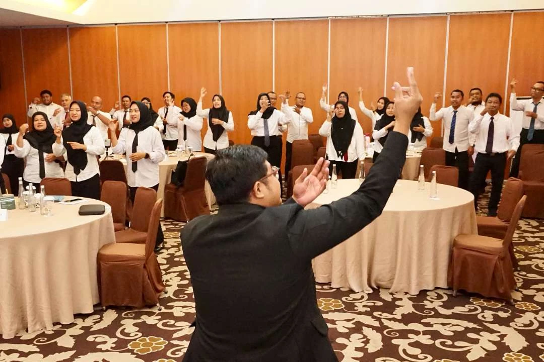 hadirkan-layanan-inklusif,-petugas-front-office-layanan-publik-di-banyuwangi-belajar-bahasa-isyarat