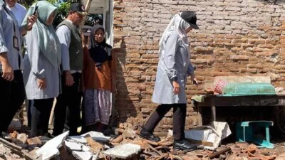 bupati-ipuk-tinjau-korban-gempa-banyuwangi,-janji-bangun-kembali-rumah-dan-masjid-rusak