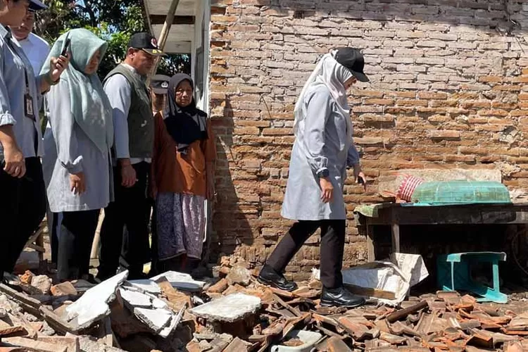 bupati-ipuk-tinjau-korban-gempa-banyuwangi,-janji-bangun-kembali-rumah-dan-masjid-rusak