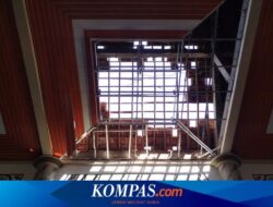 Atap Masjid Ambrol karena Gempa, Warga Banyuwangi Tetap Pakai untuk Shalat