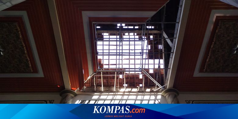 atap-masjid-ambrol-karena-gempa,-warga-banyuwangi-tetap-pakai-untuk-shalat