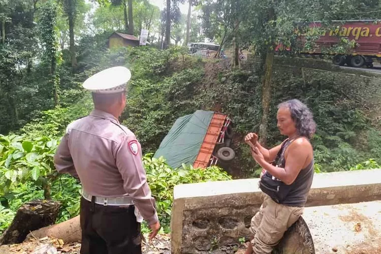 truk-muatan-tisu-nyemplung-jurang-10-meter-di-jalur-maut-gumitir,-sopir-selamat-dari-rem-blong