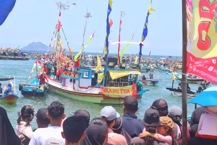petik-laut-ke-50-di-pantai-pancer-banyuwangi-meriah,-ribuan-gelas-jamu-cap-orang-tua-dibagikan-gratis