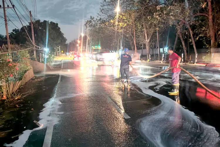 petugas-damkar-banyuwangi-sigap-evakuasi-tumpahan-solar-di-wongsorejo,-cegah-jalan-licin-berbahaya!