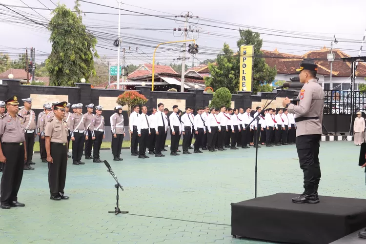 kapolresta-banyuwangi-anugerahkan-kenaikan-pangkat-pengabdian,-akp-arif-wahyudi-kini-berpangkat-kompol
