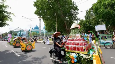peringati-maulid-nabi-muhammad-saw-dengan-tradisi-endhog-endhogan,-pawai-sambil-bagikan-telur