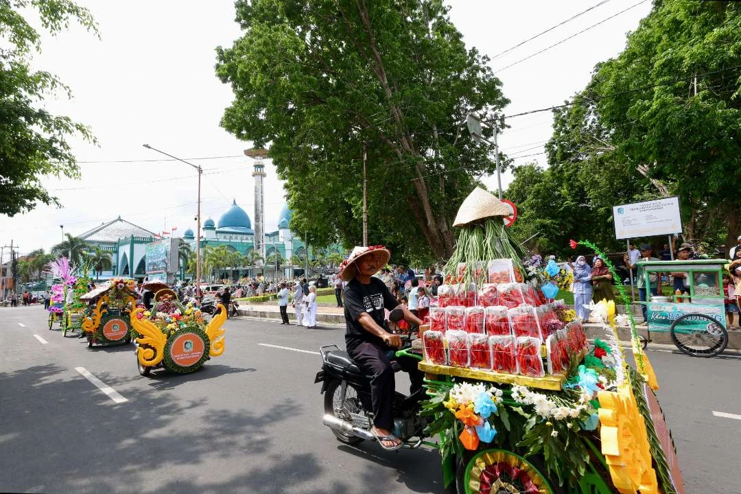 peringati-maulid-nabi-muhammad-saw-dengan-tradisi-endhog-endhogan,-pawai-sambil-bagikan-telur