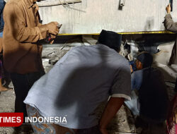 Santri Menangis di Depan Reruntuhan Musala Ponpes Al Khoziny: Teman-Teman Kami Masih di Dalam – TIMES Banyuwangi