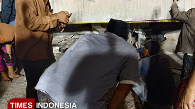 santri-menangis-di-depan-reruntuhan-musala-ponpes-al-khoziny:-teman-teman-kami-masih-di-dalam-–-times-banyuwangi