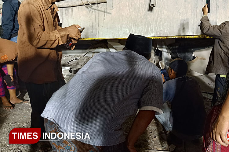 santri-menangis-di-depan-reruntuhan-musala-ponpes-al-khoziny:-teman-teman-kami-masih-di-dalam-–-times-banyuwangi