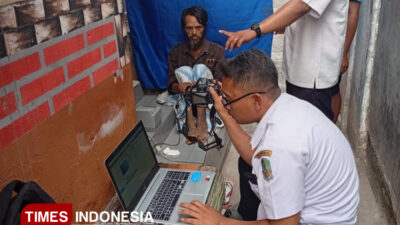 disdukcapil-banyuwangi-blusukan-jemput-warga-disabilitas-untuk-perekaman-e-ktp-–-times-banyuwangi