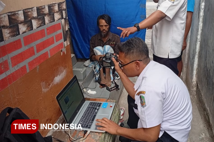 disdukcapil-banyuwangi-blusukan-jemput-warga-disabilitas-untuk-perekaman-e-ktp-–-times-banyuwangi