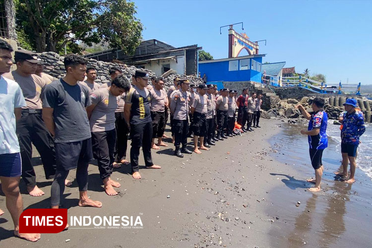 sigap-jaga-selat-bali,-satpolairud-polresta-banyuwangi-asah-kemampuan-sar-–-times-banyuwangi