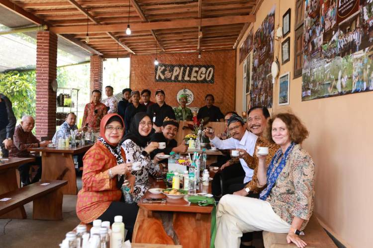 ketika-mensos-dan-luhut-kepincut-emas-hitam-dari-gombengsari-banyuwangi-–-times-banyuwangi