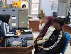 Mesum di Alun-Alun Jombang, Sepasang Muda-Mudi Digaruk Satpol PP di Depan Pendapa!