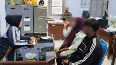 mesum-di-alun-alun-jombang,-sepasang-muda-mudi-digaruk-satpol-pp-di-depan-pendapa!