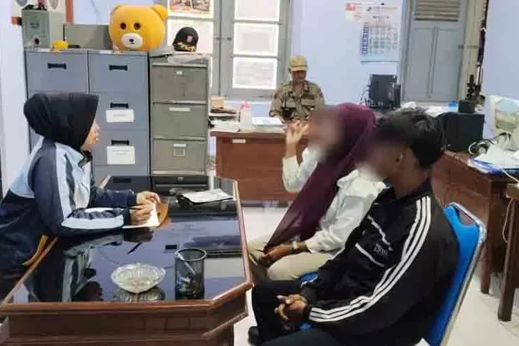 mesum-di-alun-alun-jombang,-sepasang-muda-mudi-digaruk-satpol-pp-di-depan-pendapa!