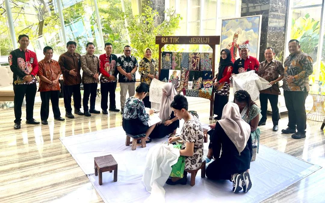 hari-batik-nasional,-warga-binaan-lapas-banyuwangi-berbagi-ilmu-membatik-kepada-masyarakat