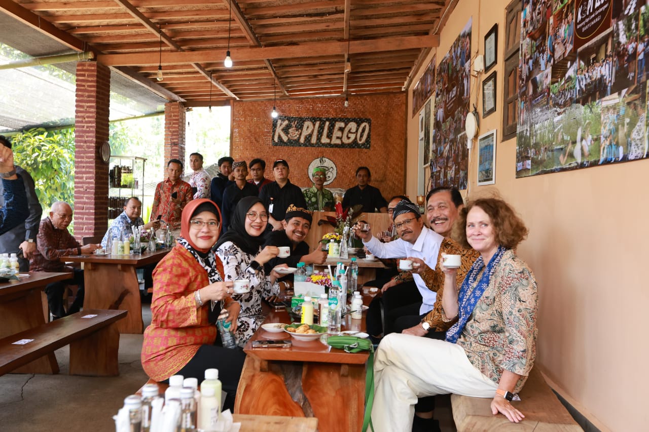 saat-mensos-dan-pak-luhut-ngopi-bareng-di-kampung-kopi-gombengsari-banyuwangi