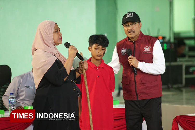 luapan-syukur-ibu-tunanetra-di-banyuwangi-saat-sekolah-rakyat-membuka-jalan-cita-cita-anaknya-–-times-banyuwangi