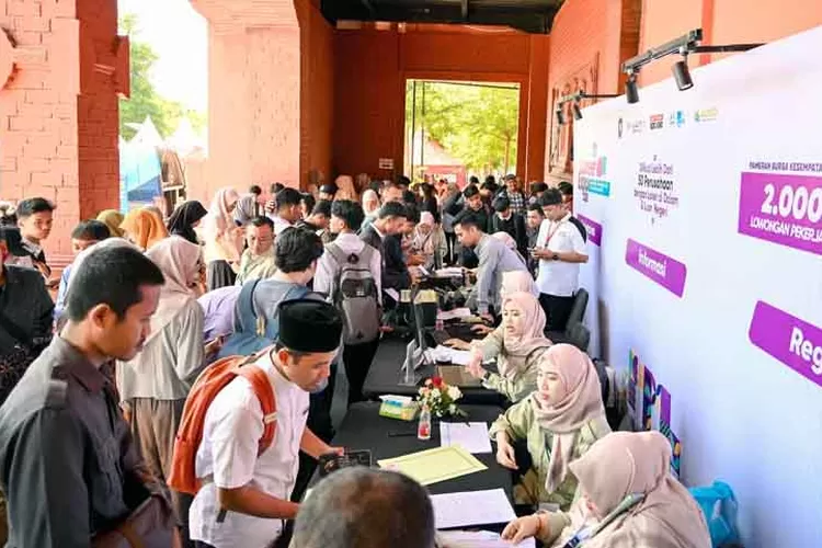 ribuan-pencari-kerja-serbu-banyuwangi-career-expo-2025,-2.000-lowongan-langsung-disediakan!