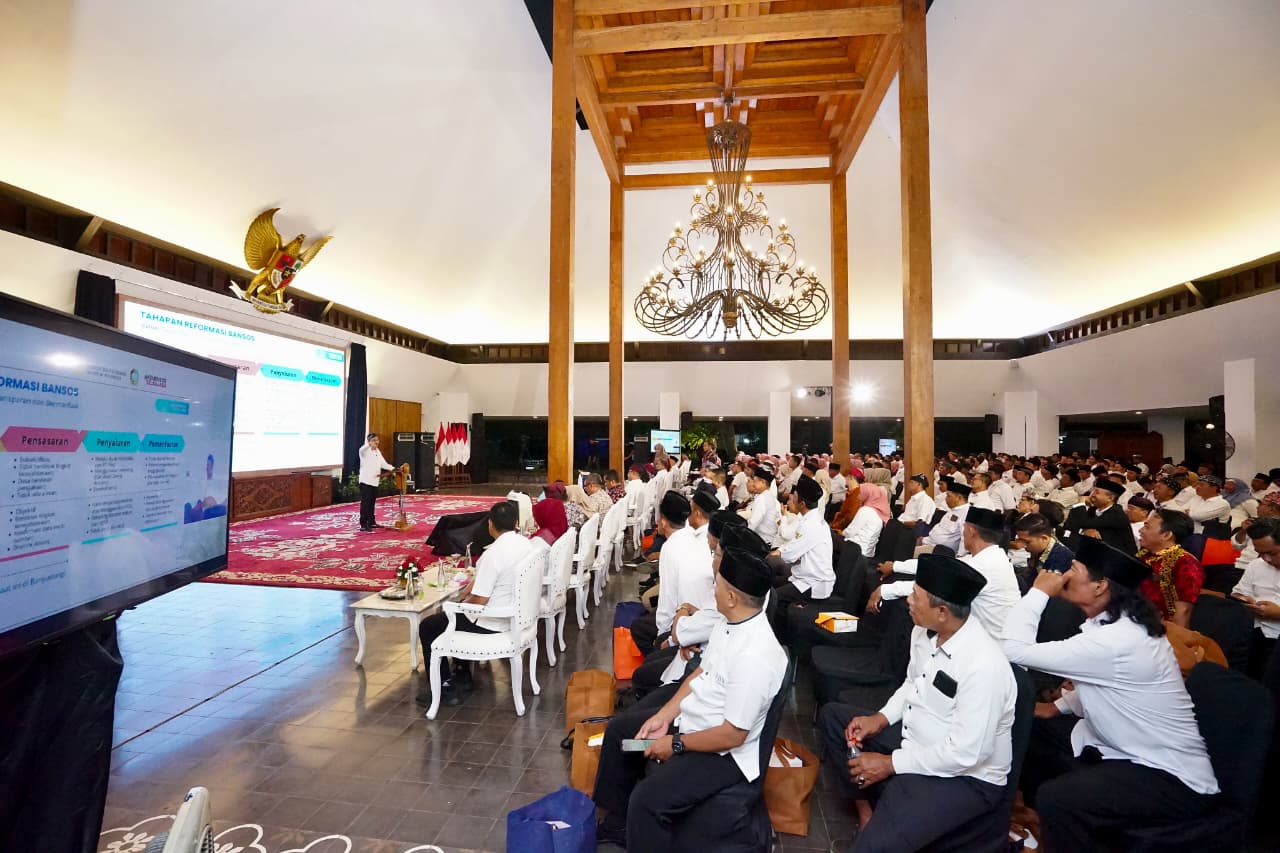 di-banyuwangi,-mensos-kumpulkan-camat-hingga-kades-ajak-sukseskan-digitalisasi-bansos
