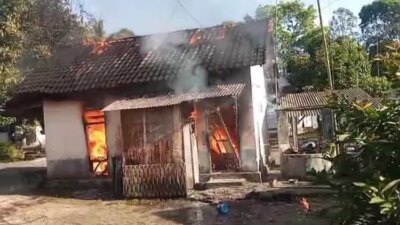 toko-sembako-di-banyuwangi-ludes-terbakar!-diduga-akibat-uap-bensin,-kerugian-capai-rp100-juta