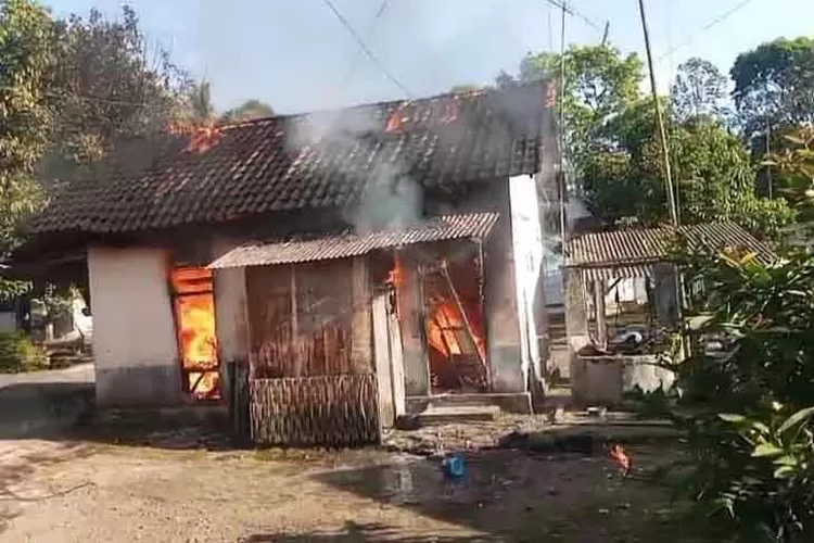 toko-sembako-di-banyuwangi-ludes-terbakar!-diduga-akibat-uap-bensin,-kerugian-capai-rp100-juta