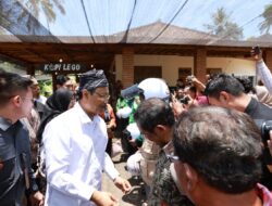Serahkan Helm dan Jaket Ke Ojek, Mensos Apresiasi Program Banyuwangi Berbagi