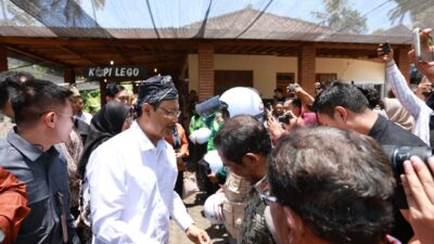 serahkan-helm-dan-jaket-ke-ojek,-mensos-apresiasi-program-banyuwangi-berbagi