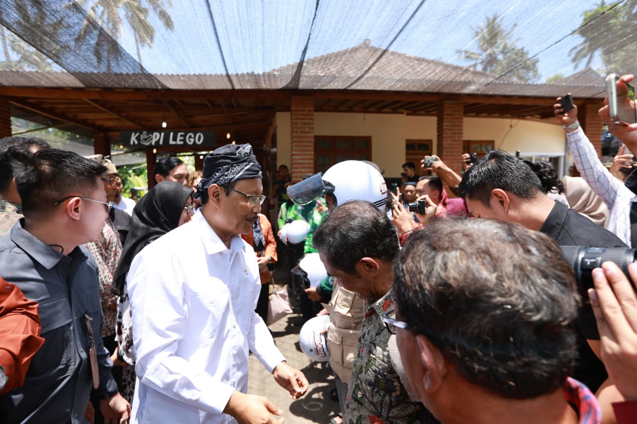 serahkan-helm-dan-jaket-ke-ojek,-mensos-apresiasi-program-banyuwangi-berbagi