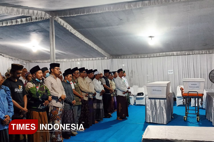tangis-keluarga-iringi-penyerahan-dua-jenazah-santri-ponpes-al-khoziny-di-rs-bhayangkara-–-times-banyuwangi